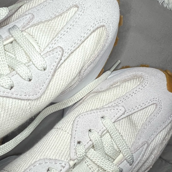 New Balance classics 327. White Cream and tan. Women’s 8. - Picture 8 of 16